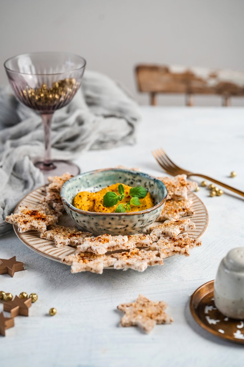 SmartbiteSnacks's tweet image. Say hello 👋 to this delish #NewYear2022 #hummus #appetizer with #cheese crackers you can snack on 'til midnight (𝘧𝘳𝘢𝘯𝘬𝘭𝘺, 𝘸𝘦'𝘭𝘭 𝘣𝘦 𝘵𝘢𝘬𝘪𝘯𝘨 𝘣𝘪𝘵𝘦𝘴 𝘸𝘦𝘭𝘭 𝘱𝘢𝘴𝘵 𝟷𝟸 𝘰’𝘤𝘭𝘰𝘤𝘬). 🥳⁣
⁣
bit.ly/hummus-with-ch…👀⁣