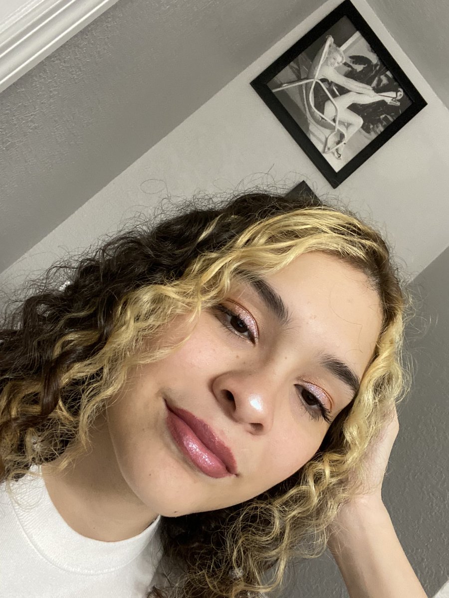mooonlightnat's tweet photo. My new year look,looking glam with @rembeauty wearing the pallet baby doll, drive in movie theater matte lipstick, jelly sandals pluming gloss, the lengthily mascara, and liquid showdown in fembot https://t.co/F8AHww2KDT