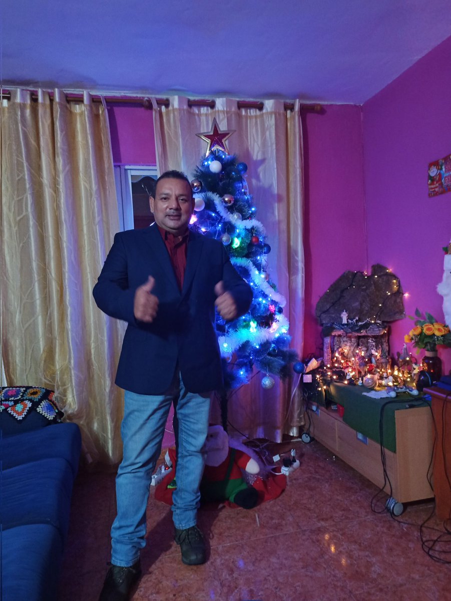 Feliz año 2022 desde Madrid para el mundo FAMILIA 
Gracias por estar ahí, #PeruvianChannel 
Caminamos juntos todos hasta donde nos lleven nuestros pasos, sois los mejores 🙏🏼 mil gracias 🙋🏾‍♂️