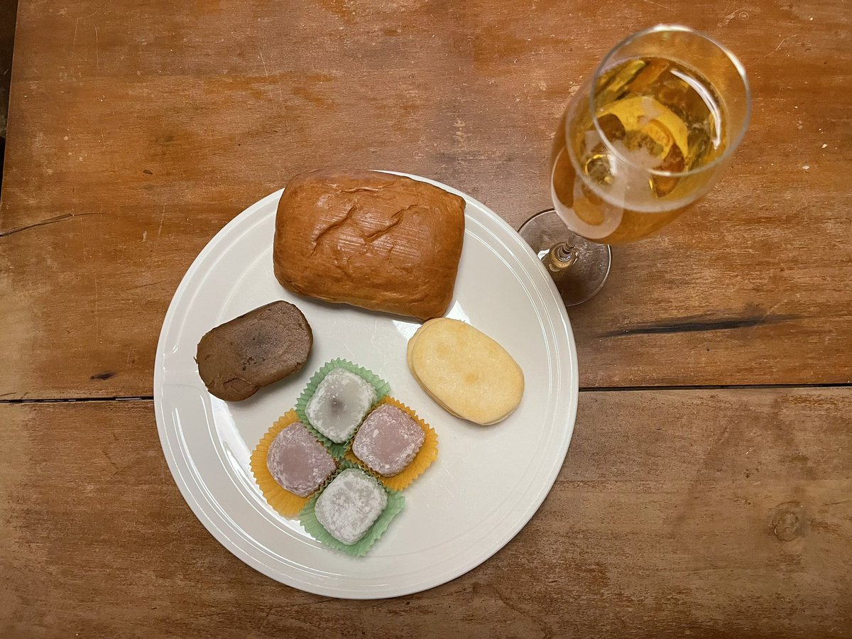 celadon100's tweet photo. #multicultural #NewYearsEve feast: #champagne, #tacos with green chili, #Japanese buns, #mochi, #ubecake, #ricecrackers https://t.co/yThNvyq3NN