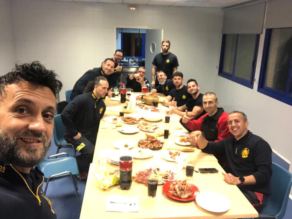 Pasando el fin de año con mi segunda familia🚒. Ya llevamos hoy de momento 6 salidas a diferentes intervenciones <a href="/BomberosFuenla/">Bomberos Fuenlabrada</a>.