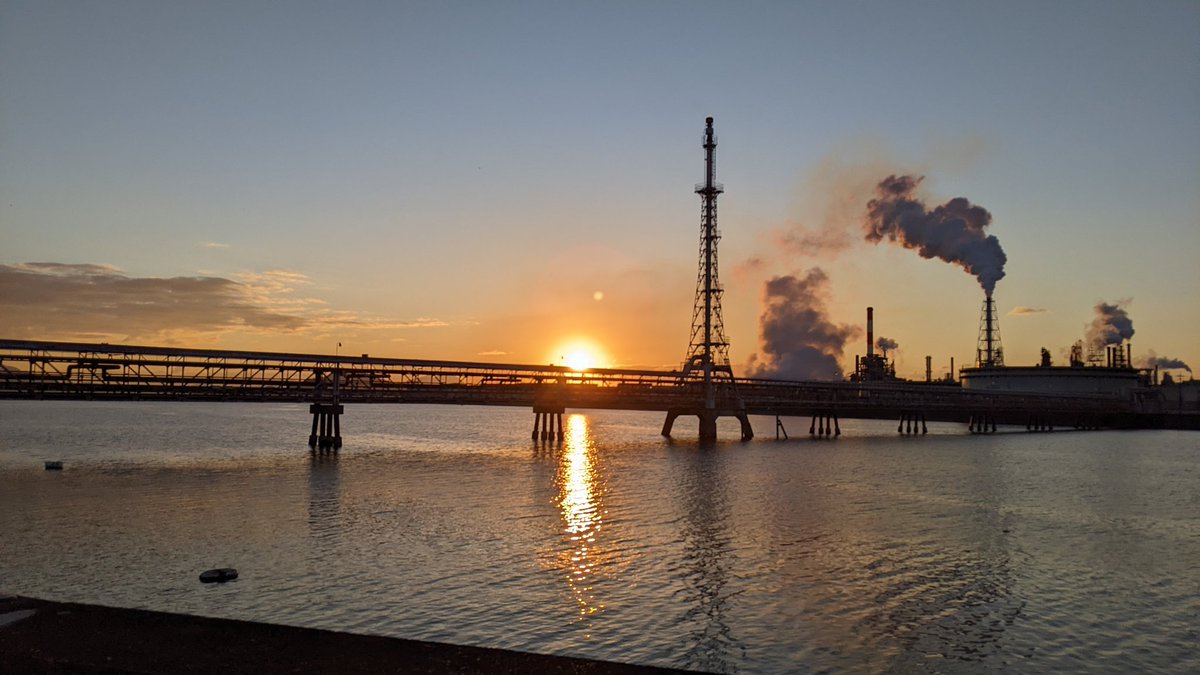 SSS_PRESENT's tweet photo. 【日の出】7時17分(広島県)
友人が工場マニアなので工場バックにいくつか撮りました _(:3」∠)_ https://t.co/lkOvZ3zUK8