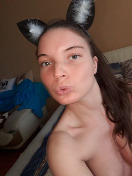 Hatalmas &eacute;lvezetekkel teli, szerencs&eacute;s, nagyon boldog &uacute;j &eacute;vet k&iacute;v&aacute;nok mindenkinek !  😘😇 Puszim &eacute;s nagy&ouml;lel&eacute;s