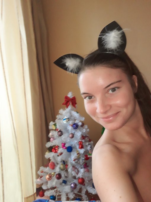 Hatalmas &eacute;lvezetekkel teli, szerencs&eacute;s, nagyon boldog &uacute;j &eacute;vet k&iacute;v&aacute;nok mindenkinek !  😘😇 Puszim &eacute;s nagy&ouml;lel&eacute;s