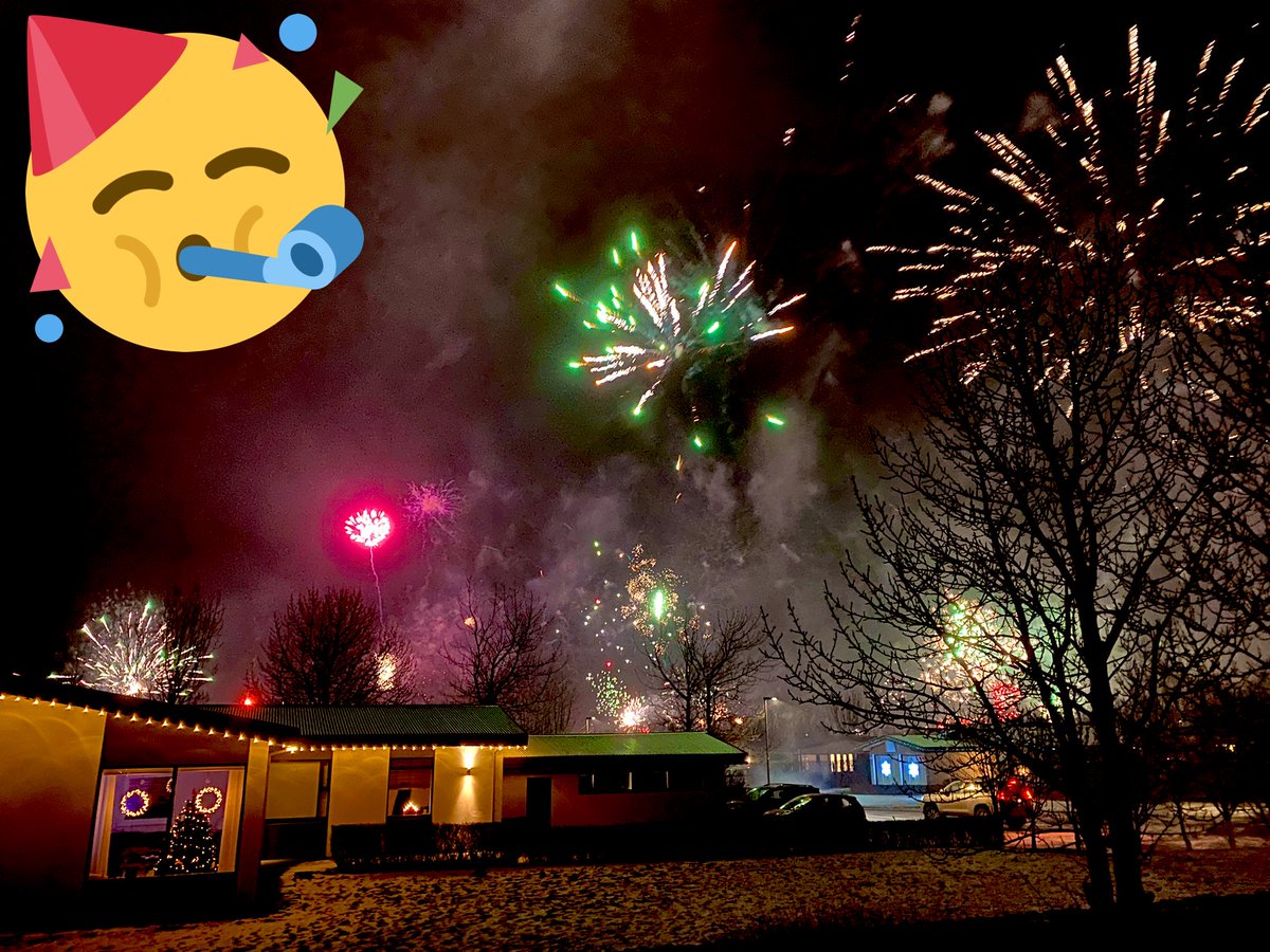 oskbir's tweet photo. Gleðilegt nýtt ár #2022NewYear https://t.co/7qYhHCsSKU