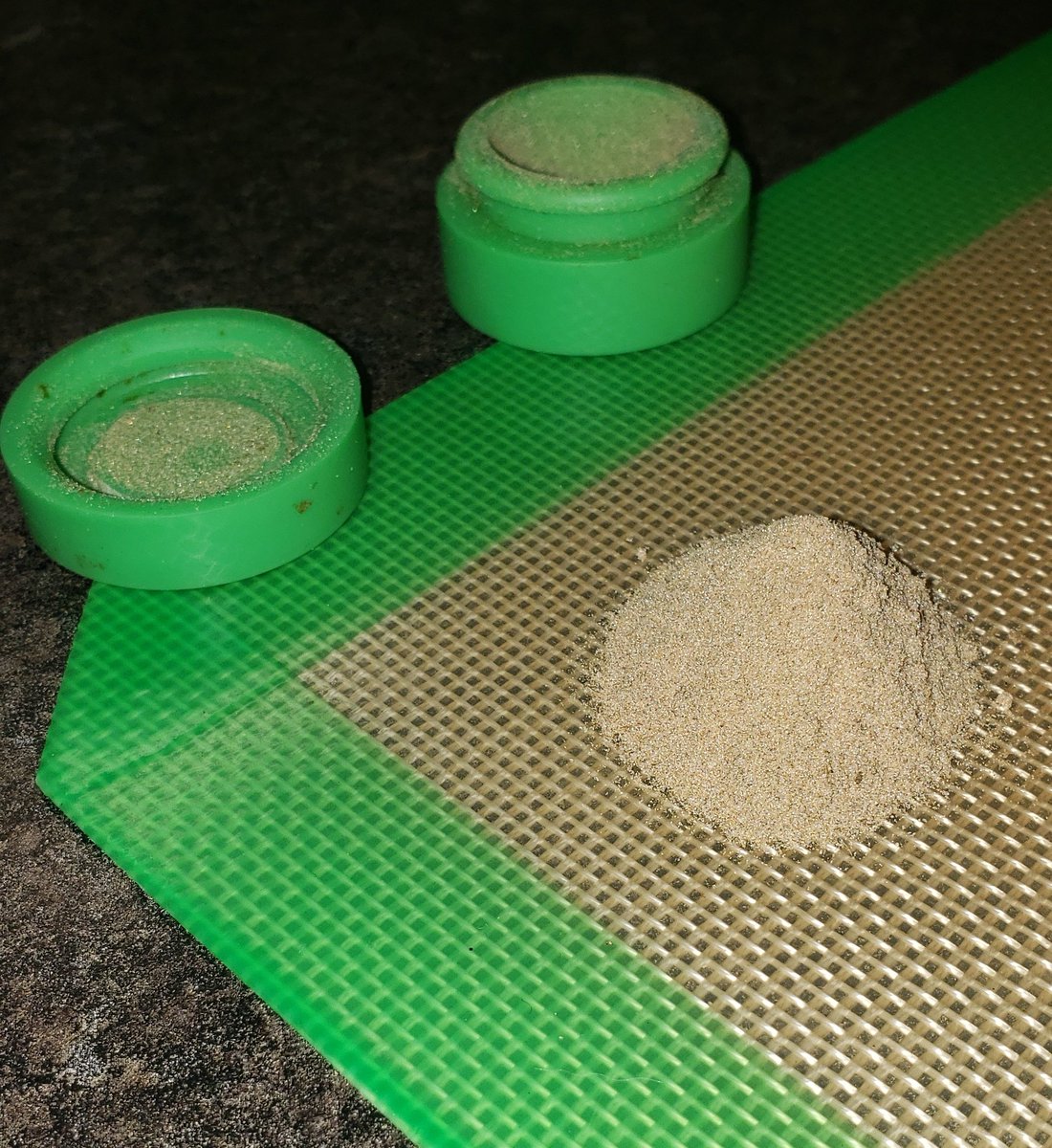 breeder_steve's tweet photo. This filthy we pile of #PoolBud #drysift #hashish was begging for #BalloonTech. https://t.co/Ly9IER41oI
