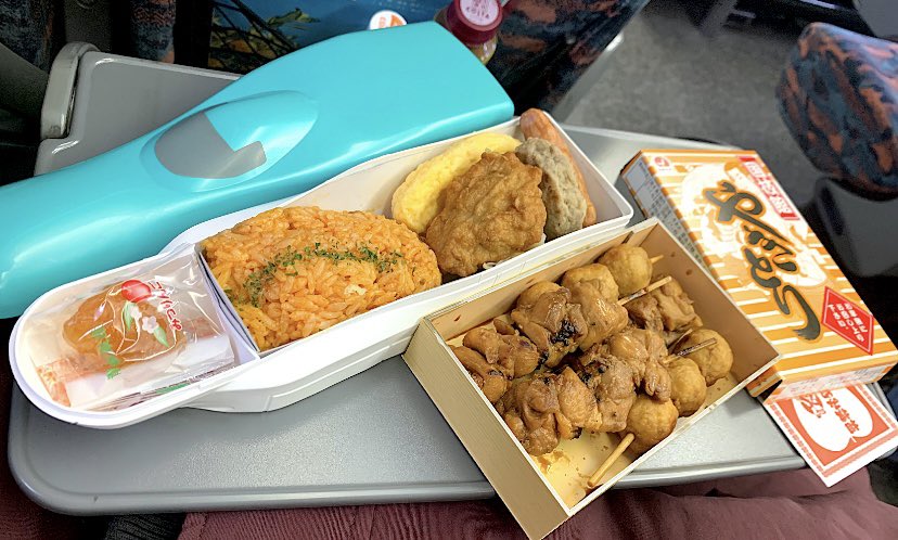 ao___39's tweet photo. はやぶさ弁当
ドクターイエロー弁当
両国国技館の地下焼き鳥🐥
#撮り鉄 https://t.co/9dY0DHKRzh