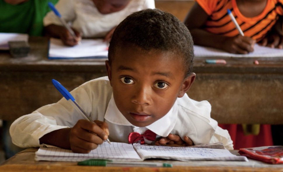 JaimeSaavedra22's tweet photo. Por un mejor 2022.  En el que haya un compromiso de todos para que el bienestar de los niños y el futuro de los jóvenes sea la prioridad. Y que aseguremos que la educación de esta generación se recupere del enorme impacto de la pandemia. Estamos juntos en esto. https://t.co/lZB2w6Xful
