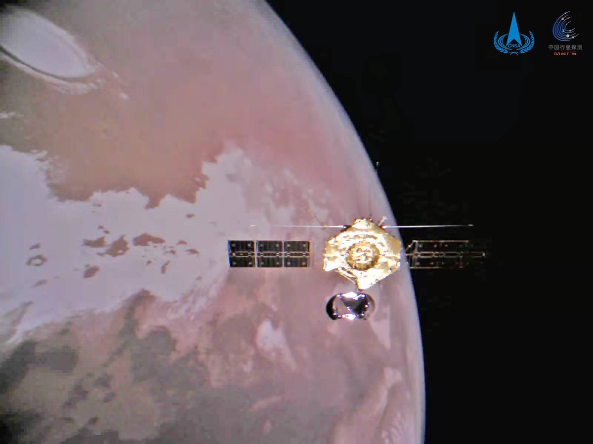 CNSAWatcher's tweet photo. Wow! Here we have astonishing HD “selfies” of Tianwen-1 Mars orbiter. Technically it’s taken by companion little satellite released by Tianwen in orbit and data is transmitted back to Tianwen via WiFi. Also released are new photos of Mars North Pole and Zhurong’s recent panorama. https://t.co/PCaOiStGs6