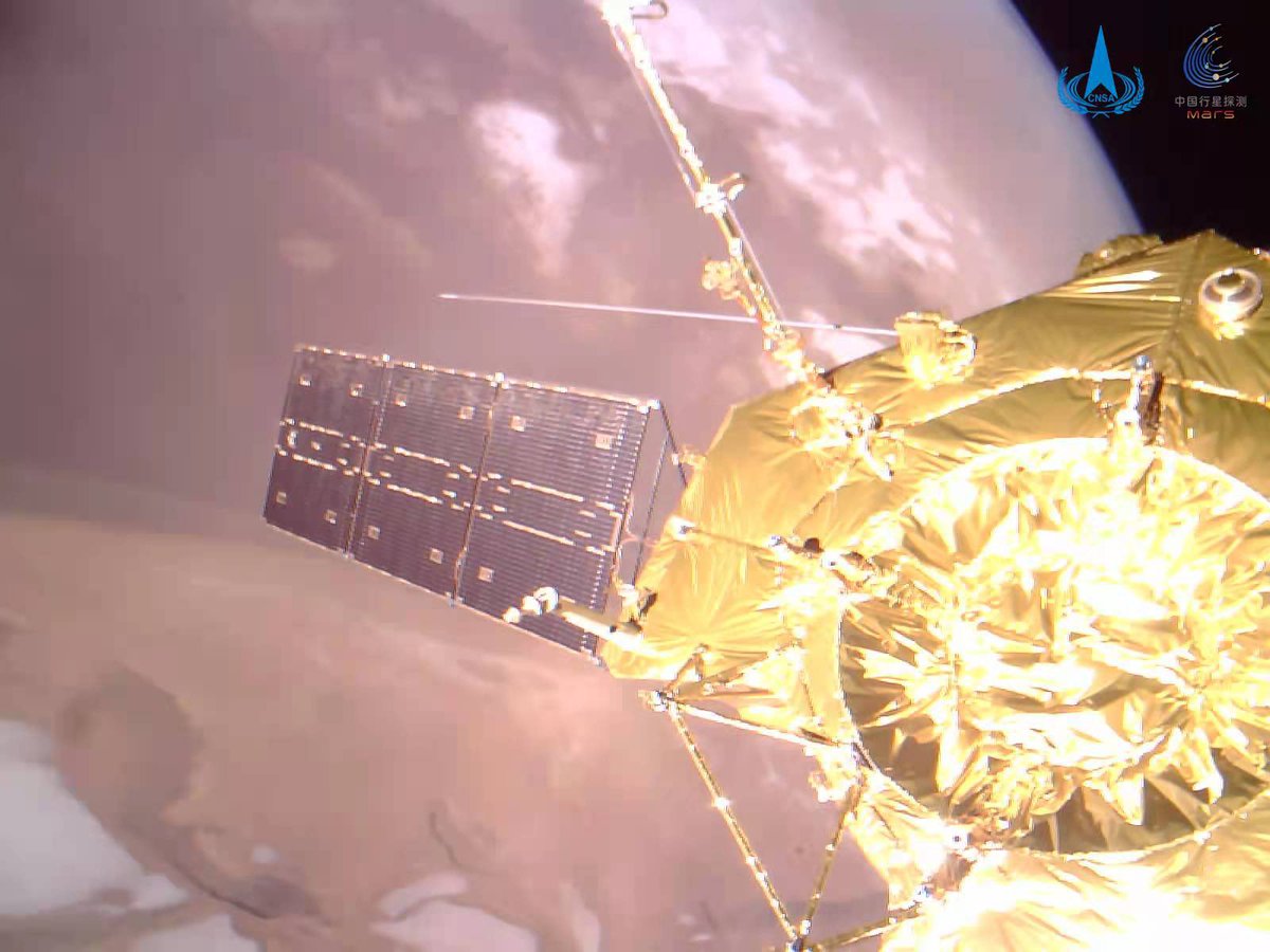 CNSAWatcher's tweet photo. Wow! Here we have astonishing HD “selfies” of Tianwen-1 Mars orbiter. Technically it’s taken by companion little satellite released by Tianwen in orbit and data is transmitted back to Tianwen via WiFi. Also released are new photos of Mars North Pole and Zhurong’s recent panorama. https://t.co/PCaOiStGs6