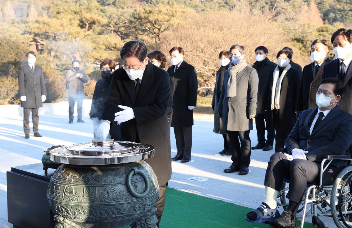 Jaemyung_Lee's tweet photo. <2022년의 새해 아침, 순국선열과 호국영령의 헌신을 기억하며 국립서울현충원에서 참배했습니다. 대한민국 국난극복에 온몸을 바치신 선열의 고귀한 정신을 되새깁니다. 그 가르침을 이어받아 국민통합으로 더 새로운 대한민국 만들겠습니다.> https://t.co/Igj1eaqADu