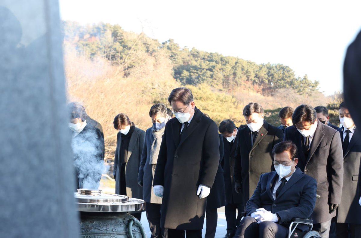 Jaemyung_Lee's tweet photo. <2022년의 새해 아침, 순국선열과 호국영령의 헌신을 기억하며 국립서울현충원에서 참배했습니다. 대한민국 국난극복에 온몸을 바치신 선열의 고귀한 정신을 되새깁니다. 그 가르침을 이어받아 국민통합으로 더 새로운 대한민국 만들겠습니다.> https://t.co/Igj1eaqADu