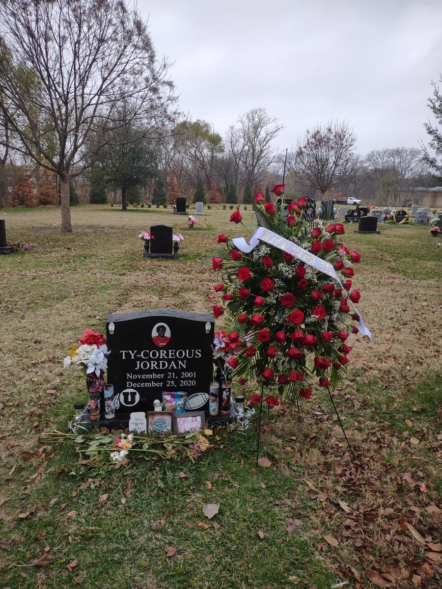 Spoke to a <a href="/Utah_Football/">Utah Football</a> fan that wanted to honor Ty Jordan and Aaron Lowe by raising money to put roses on their grave for the <a href="/rosebowlgame/">Rose Bowl Game</a>.

The roses were delivered Friday, the eve of the game.

kslsports.com/?p=475863

#GoUtes <a href="/kslsports/">KSL Sports</a> 
📸: Estrella's Flower Shop