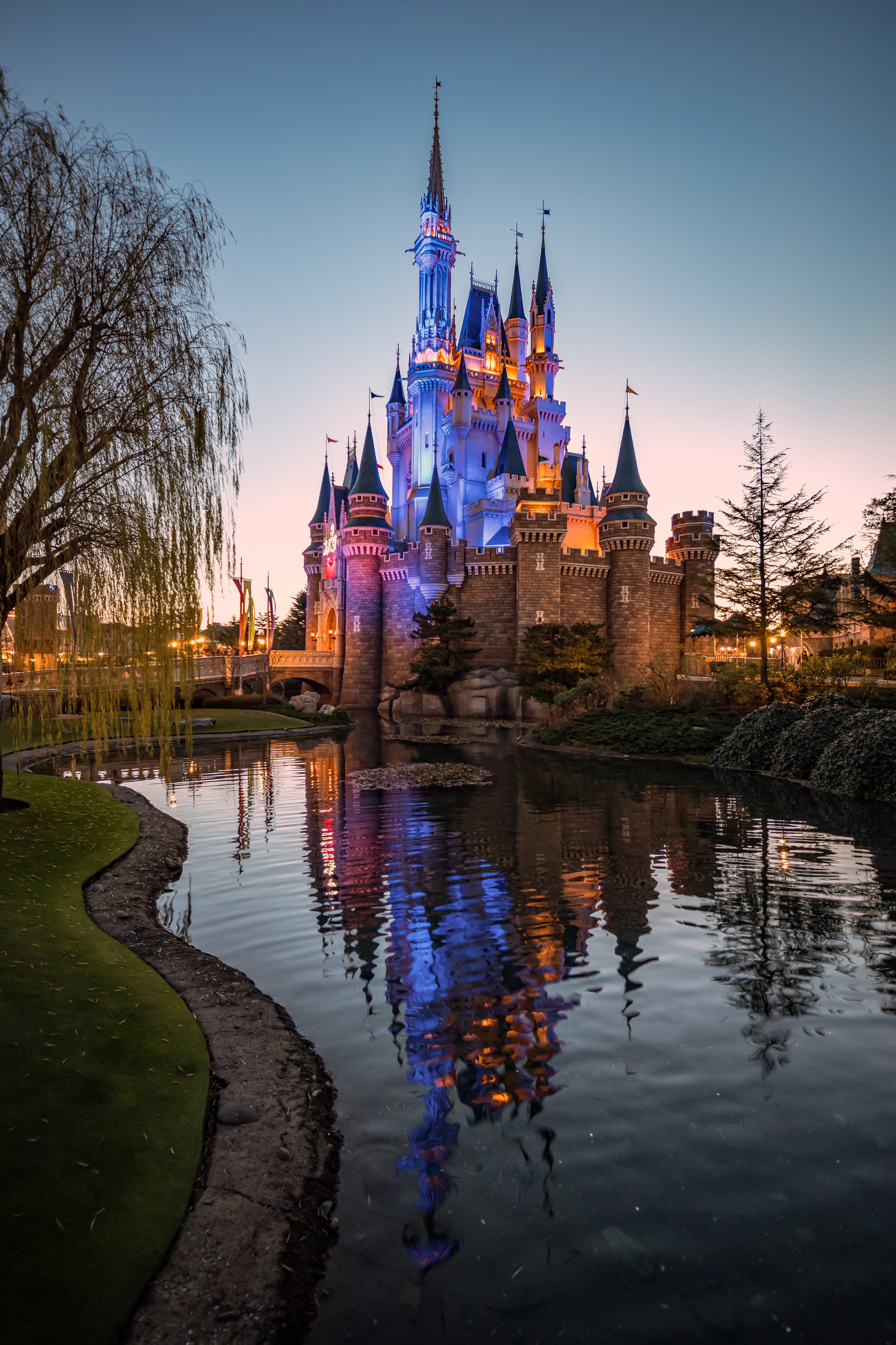 Kimi Disney Photo 明けましておめでとうございます 今年一年も良い年にしましょう 今年も仲良くしていただけると嬉しいです 写真は数年前の年越しディズニー 大晦日の夜から元日にかけてイン出来た の際の初朝焼けです 今年こそ年越し