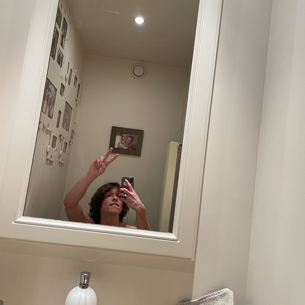 NathanxAcid's tweet photo. zit op onbekende wc, ff reflectie moment, all the love all the power
#grtz https://t.co/pMXZysmLSc
