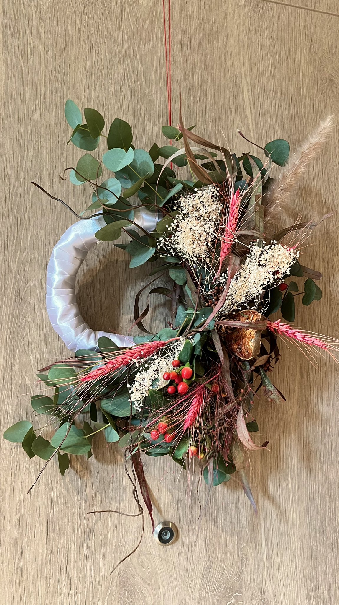 Tomoe バンコクのお花屋さんに正月飾りをお願いしてみた 松の葉としめ縄はやっぱり難しかったようでクリスマス感満載だけど T Co Qyouczidop Twitter