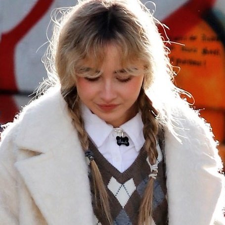 bini_brina's tweet image. sabrina carpenter in braids &amp;lt;3