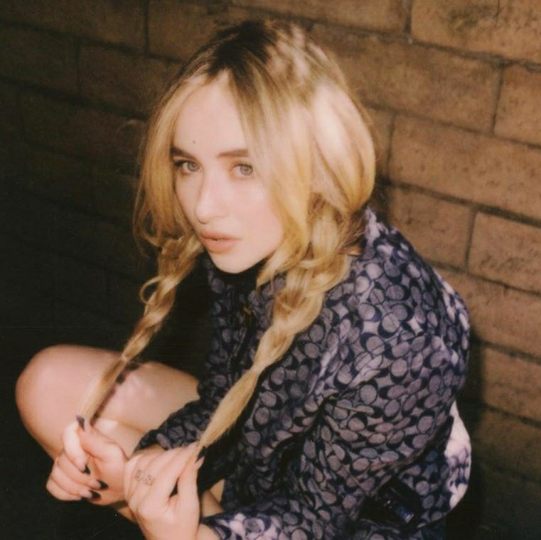 bini_brina's tweet image. sabrina carpenter in braids &amp;lt;3