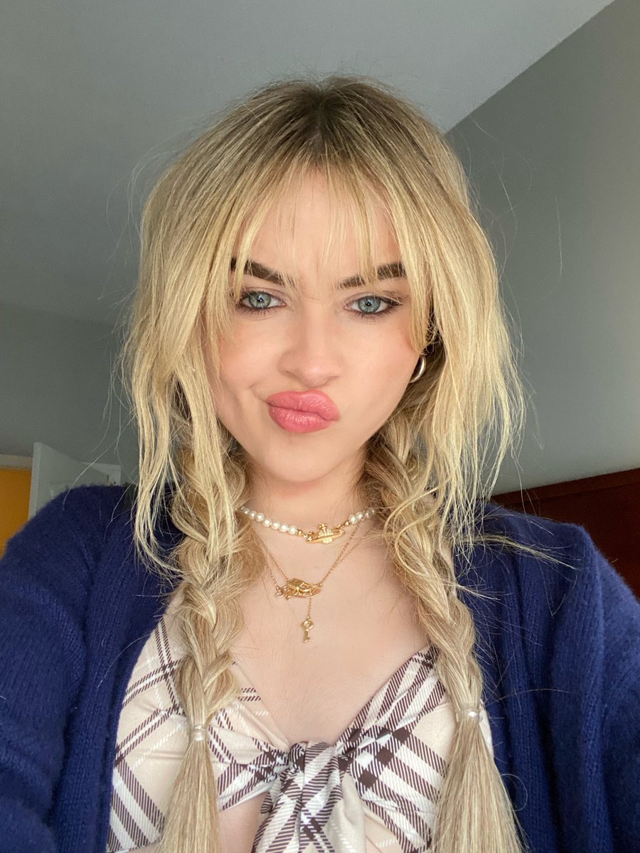 bini_brina's tweet image. sabrina carpenter in braids &amp;lt;3