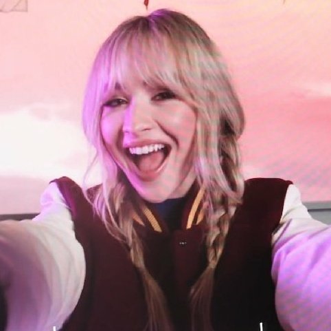 bini_brina's tweet image. sabrina carpenter in braids &amp;lt;3