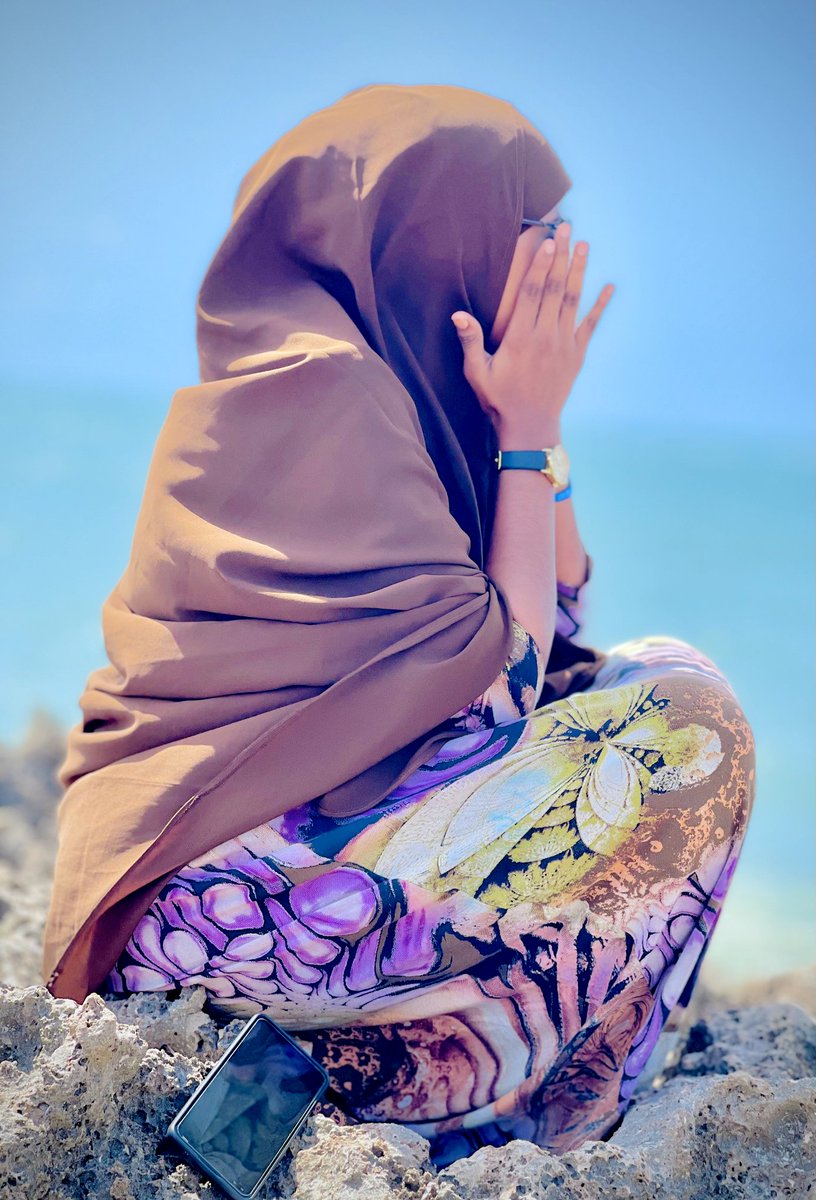 Nimcayar's tweet photo. "Ha u ogalaan guuldarada iney dhulka kugu tuurto hana ogalaan in kalmadaha lagugu dhahayo ay baa' biiyaan riyadaada wakhitayada qaar waxaad waajahaysaa duruuf adag lakiin ha istaagin...!"
#strongAlways
#DarenkaAamusan🤐 https://t.co/0DHi1tIG6t