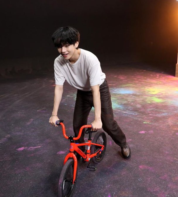 90staeguk's tweet photo. เอ็นดูเด่กขี่จักรยาน5555555555555 https://t.co/c6B8JZPpdB