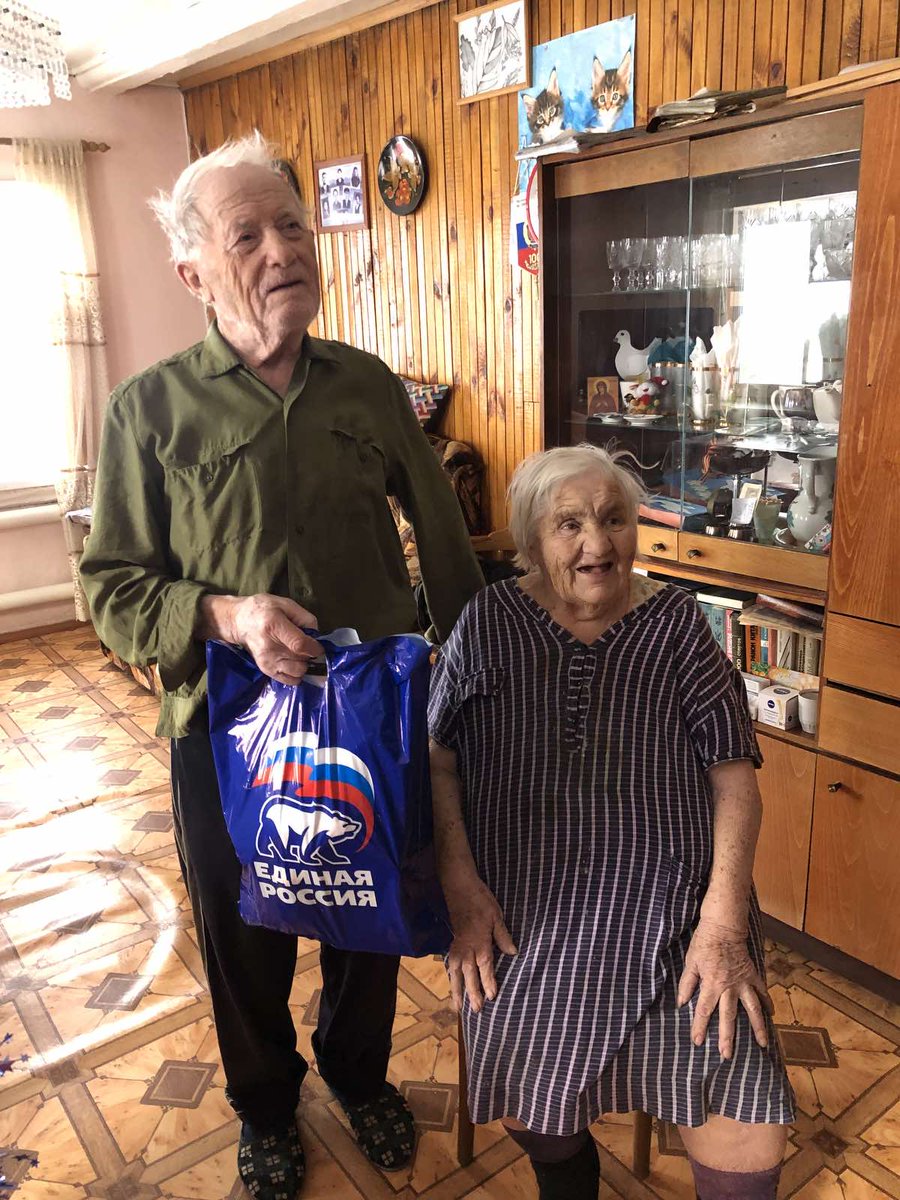 В рамках акции «С Новым годом, ветеран!», организатором которой является партия «Единая Россия»,  куратор поселения Безруков Д. Д. поздравил ветерана ВОВ Субботина Михаила Григорьевича. А Дед Мороз и Снегурочка создали атмосферу праздника и волшебства! #ЕдинаяРоссия#Волжскийрайон