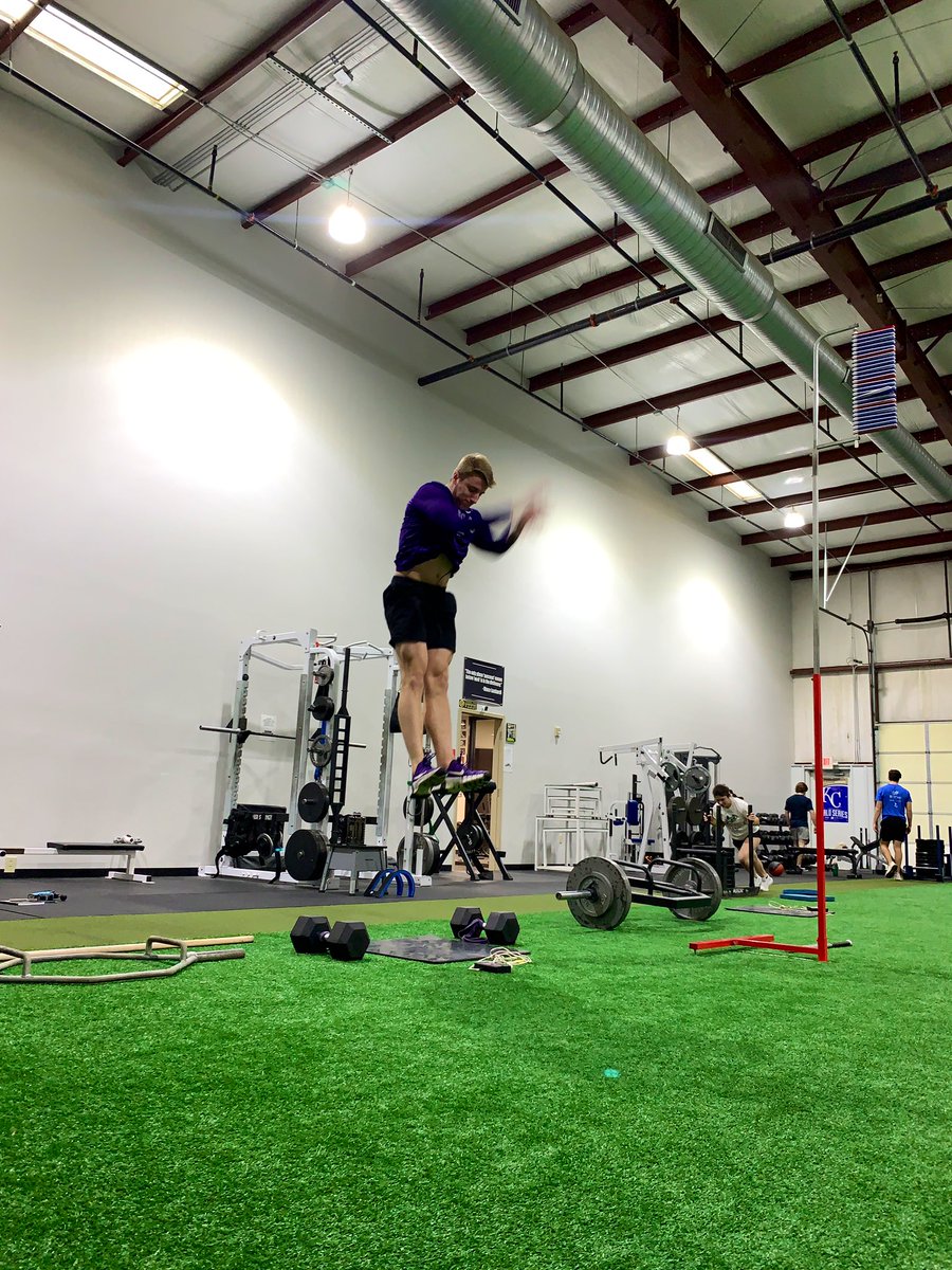 TopSpeedLLC's tweet photo. Matlack bros @nmatlack1 and @NickMatlack4 battling for the title of most explosive in the family.

Little bro Nick took the W today in the standing vert with a new PR of 36+ inches

While Nate remained 👑 of the max jump touch - both well above 11 feet

Wildly athletic family https://t.co/RKrMCtslfz