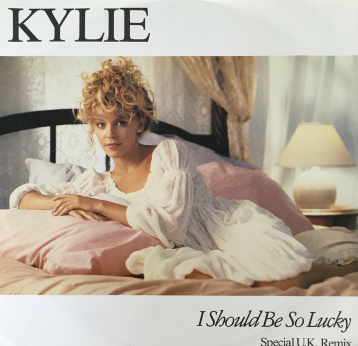 Z95BuenosAires's tweet image. En el mundo donde aún se editaban singles y 12”, allá x 87/88, #IShouldBeSoLucky se lanzó con diferentes tapas. 

La que vemos en la primera foto (⬇️) es la que teníamos en la 🔶#Z95 y pertenece a la versión británica. 

La 2a y 3a son de Oceanía. La 4a, de Francia. 

#34Years