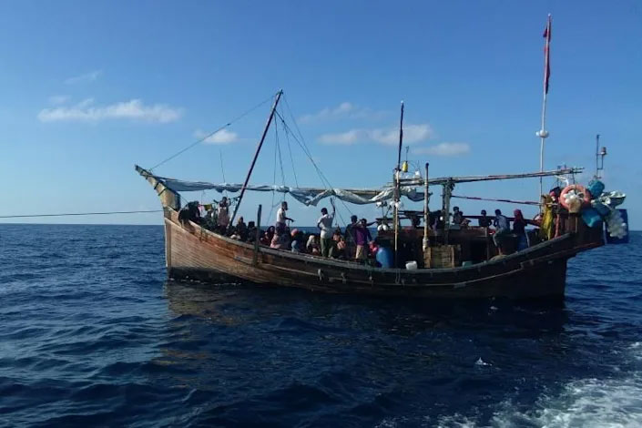 MizzimaNews's tweet photo. #Indonesia to bring stranded #Rohingya refugees to shore after #protests | Mizzima Myanmar News and Insight https://t.co/IHwUM7EuUJ https://t.co/ksC9PlFgVR