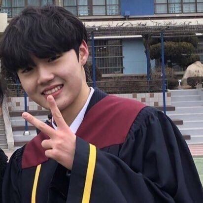 ttokidobbi's tweet photo. #CongrateulationsDoyoung
#행복하게_꿈을향해_달려가요_도영

graduating                        graduating  
middle school                 high school https://t.co/55UQzZ0ArA
