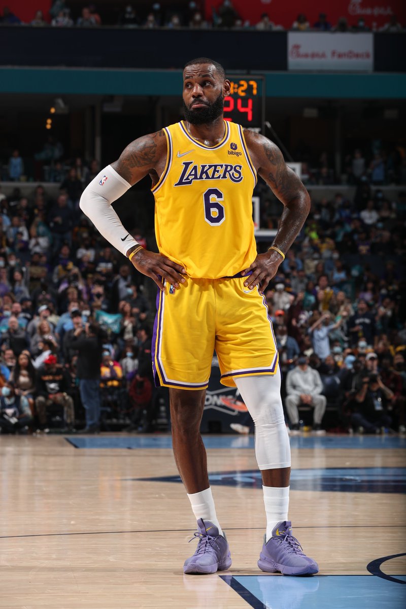 BleacherReport's tweet image. LeBron in his last six games:

37 PTS, 13 REB, 7 AST
32 PTS, 11 REB, 11 AST
39 PTS, 9 REB, 7 AST
36 PTS, 9 REB, 6 AST
34 PTS, 7 REB, 2 AST
31 PTS, 14 REB, 6 AST

Lakers went 1-5.