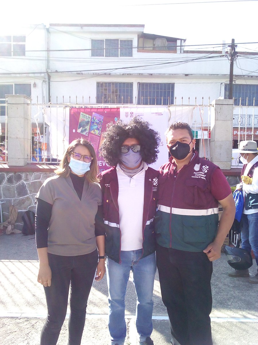 mortiss126's tweet photo. La última del año @Maria_Lachino_ @parcicuajimalpa #LibroSi #ReguetonNo https://t.co/JYdSZwrKgf
