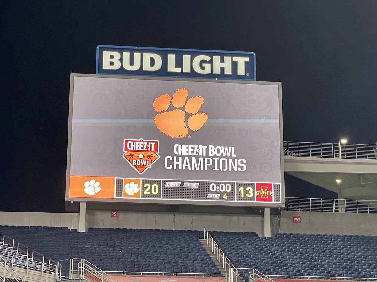 max1um's tweet photo. Great way to end the season ⁦@ClemsonFB⁩. #cheezit champs #GoTigers https://t.co/jXysv0EFOp