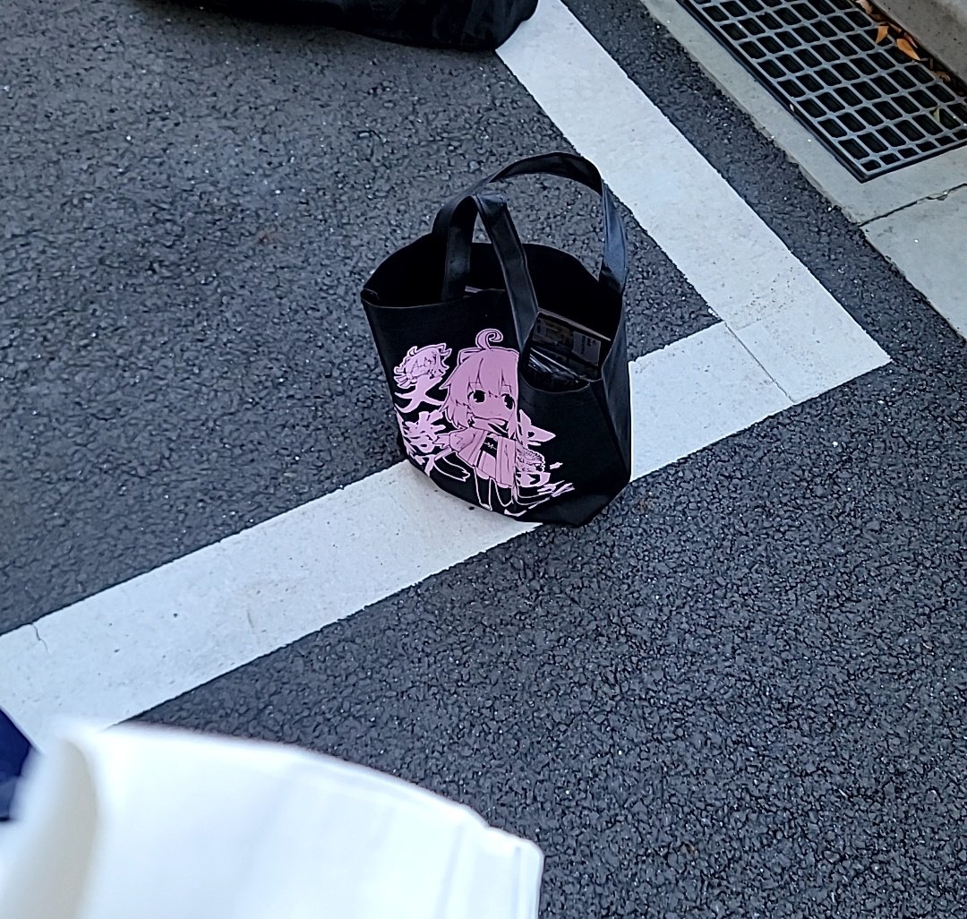 TsuRuChan_OC's tweet image. どなたか手荷物忘れていませんか？
南1Aシャッター外の駐車スペースにあります。

#99A