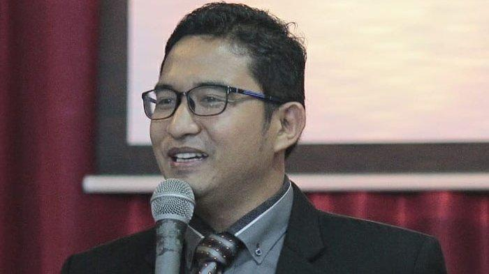andreasharsono's tweet photo. Pengadilan Medan hanya hukum 10 tahun penjara kepada Benyamin Sitepu, kepala sekolah dasar Galilea Hosana School, sesudah terbukti memperkosa seorang murid perempuan dan lecehkan enam murid lain https://t.co/r8mL9U9Z3X https://t.co/43J5dht1Gk