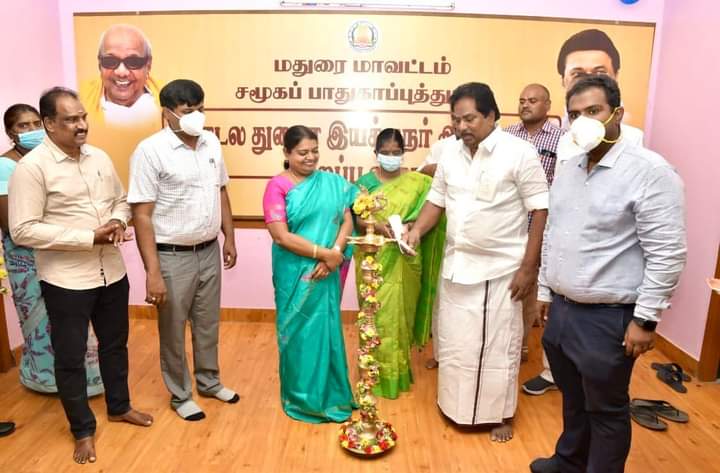 geethajeevandmk's tweet photo. மதுரை கே.கே. நகர் பகுதியில் சமூக பாதுகாப்புத்துறையின் கீழ் இயங்கும் மண்டல துணை இயக்குநர் அலுவலகத்தை குத்துவிளக்கேற்றி துவக்கி வைத்து, குழந்தைகள் பாதுகாப்பு விழிப்புணர்வு கையேடுகளை வழங்கியபோது. உடன் வணிகவரித்துறை அமைச்சர் @pmoorthy21, மாவட்ட ஆட்சியர் அனீஷ் சேகர் உள்ளிட்டோர்.! https://t.co/Ocejy3Lkvy