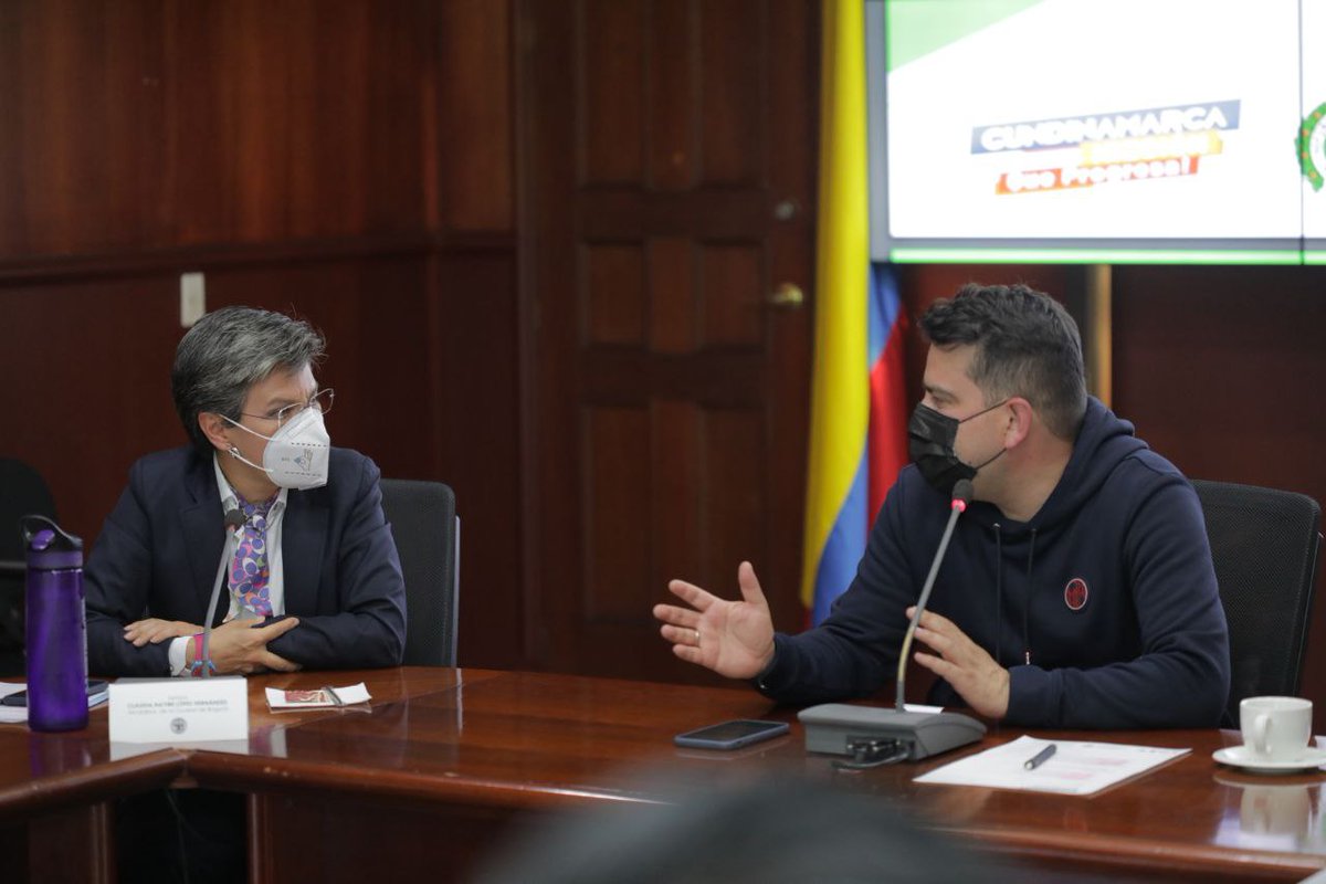 nicolasgarciab's tweet photo. Con la alcaldesa de @bogota @ClaudiaLopez, y concertadamente con los mpios, tomamos medidas de pico y placa para los puentes festivos del 2022. Desde el 10 de enero NO ingresan a Btá de 12 m a 4 pm los vehículos de placas impares y de 4 a 8 pm NO ingresan los de placas pares. https://t.co/W0OViJjt2a