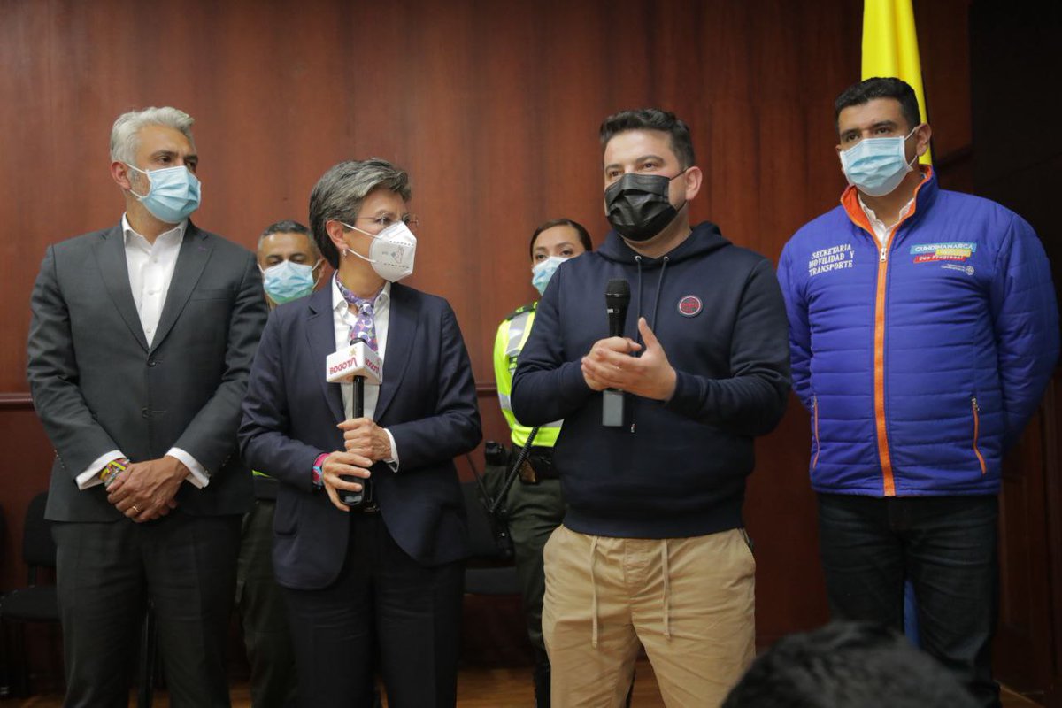 nicolasgarciab's tweet photo. Con la alcaldesa de @bogota @ClaudiaLopez, y concertadamente con los mpios, tomamos medidas de pico y placa para los puentes festivos del 2022. Desde el 10 de enero NO ingresan a Btá de 12 m a 4 pm los vehículos de placas impares y de 4 a 8 pm NO ingresan los de placas pares. https://t.co/W0OViJjt2a