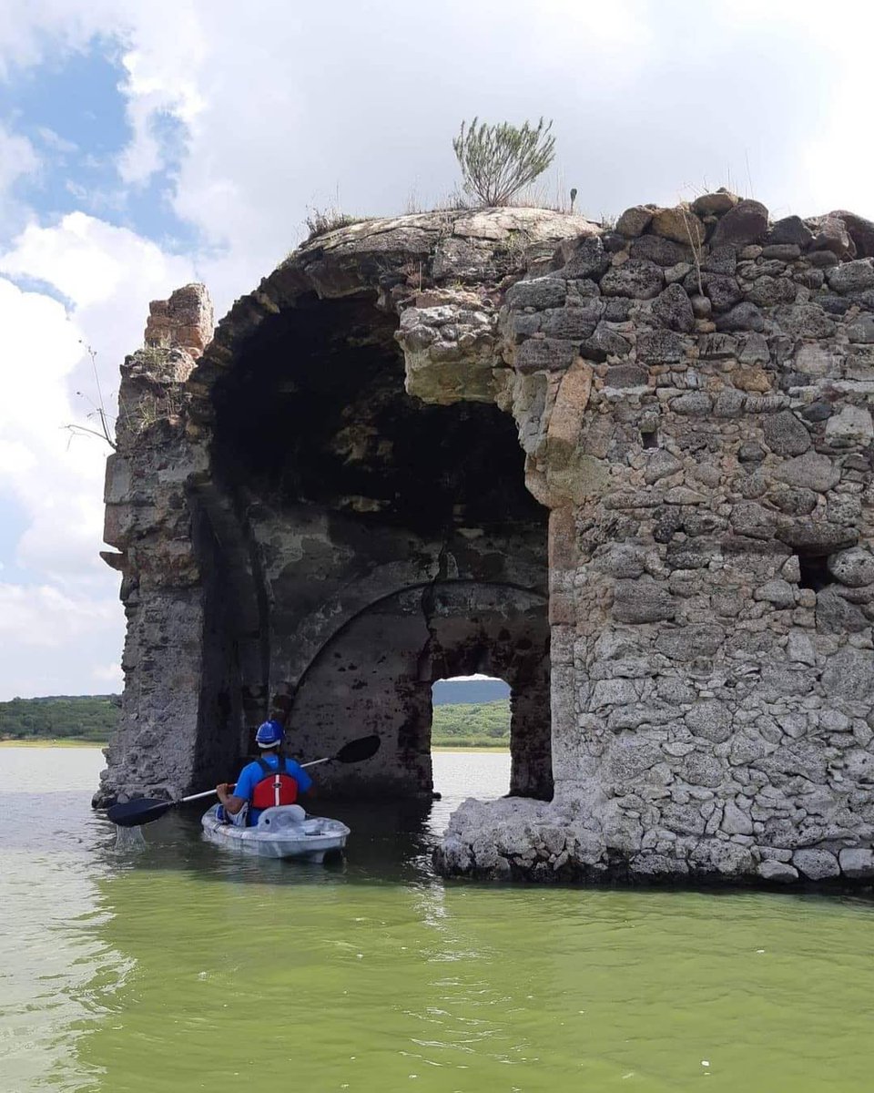turismogobgente's tweet photo. Vive una experiencia llena de adrenalina en #Kayak dentro de las ruinas del templo hundido de San Pedro en la Presa Solís 😱  Esta presa fue construida en el cauce del Río Lerma y abarca los municipios de #Jerécuaro #Acámbaro  y #Tarandacuao 😎🚣🏻‍♂️ #AventuraGto https://t.co/LQeE6WT7cF
