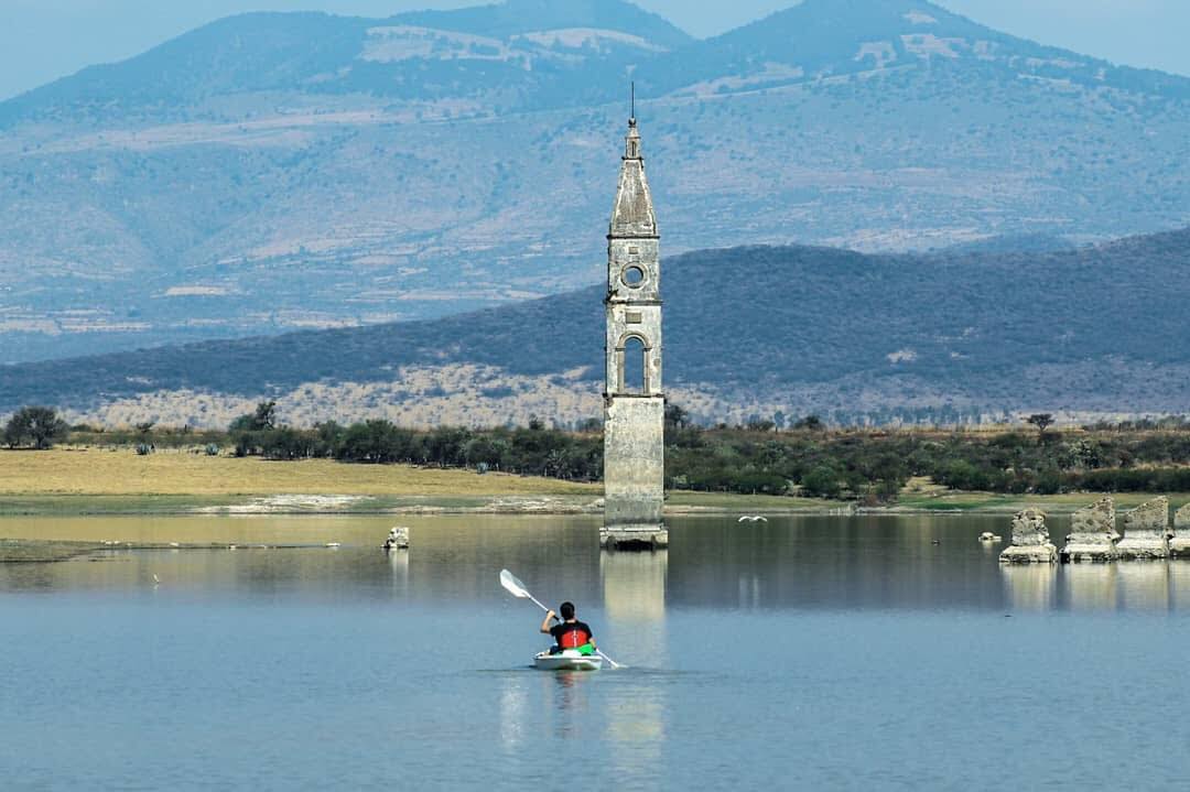 turismogobgente's tweet photo. Vive una experiencia llena de adrenalina en #Kayak dentro de las ruinas del templo hundido de San Pedro en la Presa Solís 😱  Esta presa fue construida en el cauce del Río Lerma y abarca los municipios de #Jerécuaro #Acámbaro  y #Tarandacuao 😎🚣🏻‍♂️ #AventuraGto https://t.co/LQeE6WT7cF