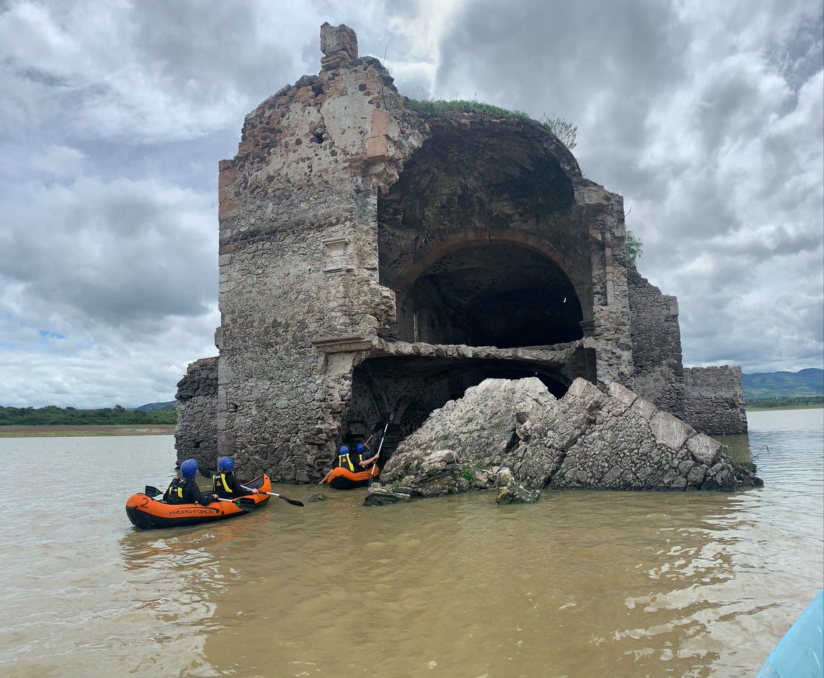 turismogobgente's tweet photo. Vive una experiencia llena de adrenalina en #Kayak dentro de las ruinas del templo hundido de San Pedro en la Presa Solís 😱  Esta presa fue construida en el cauce del Río Lerma y abarca los municipios de #Jerécuaro #Acámbaro  y #Tarandacuao 😎🚣🏻‍♂️ #AventuraGto https://t.co/LQeE6WT7cF