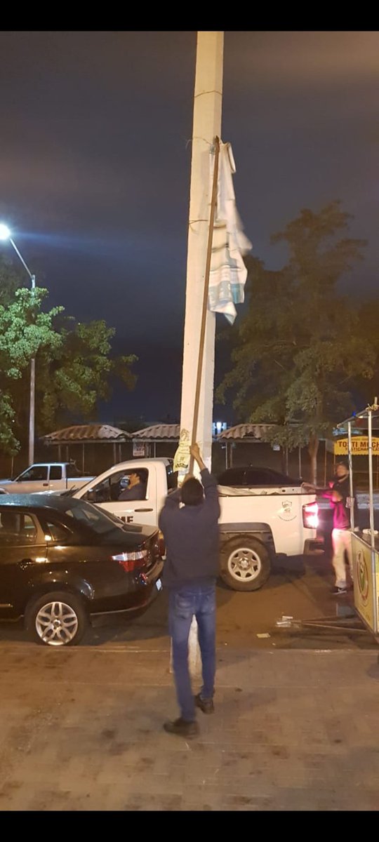 mauricioduartem's tweet photo. Un reconocimiento a @GVargasLanderos  @AlcaldiadeAhome por retirar pendones y publicidad que se cuelga de equipamiento urbano y se convierte en contaminación visual. Pequeñas acciones que cambian mucho la imagen de la ciudad y se apegan a la normativa. Enhorabuena! https://t.co/DzbePHwnZq