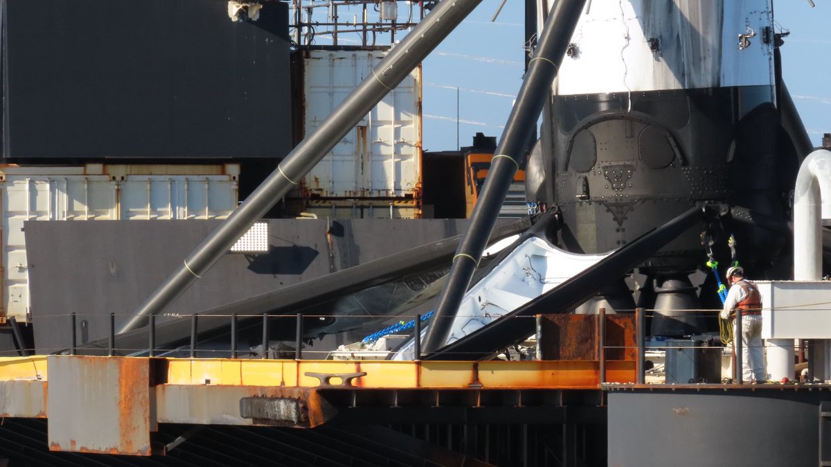 MikeTheMicGuy's tweet photo. Some more photos! #SpaceX #B1069 #NASA #JustReadTheInstructions #Falcon9 #CapeCanaveral https://t.co/7j9SMhgVYN