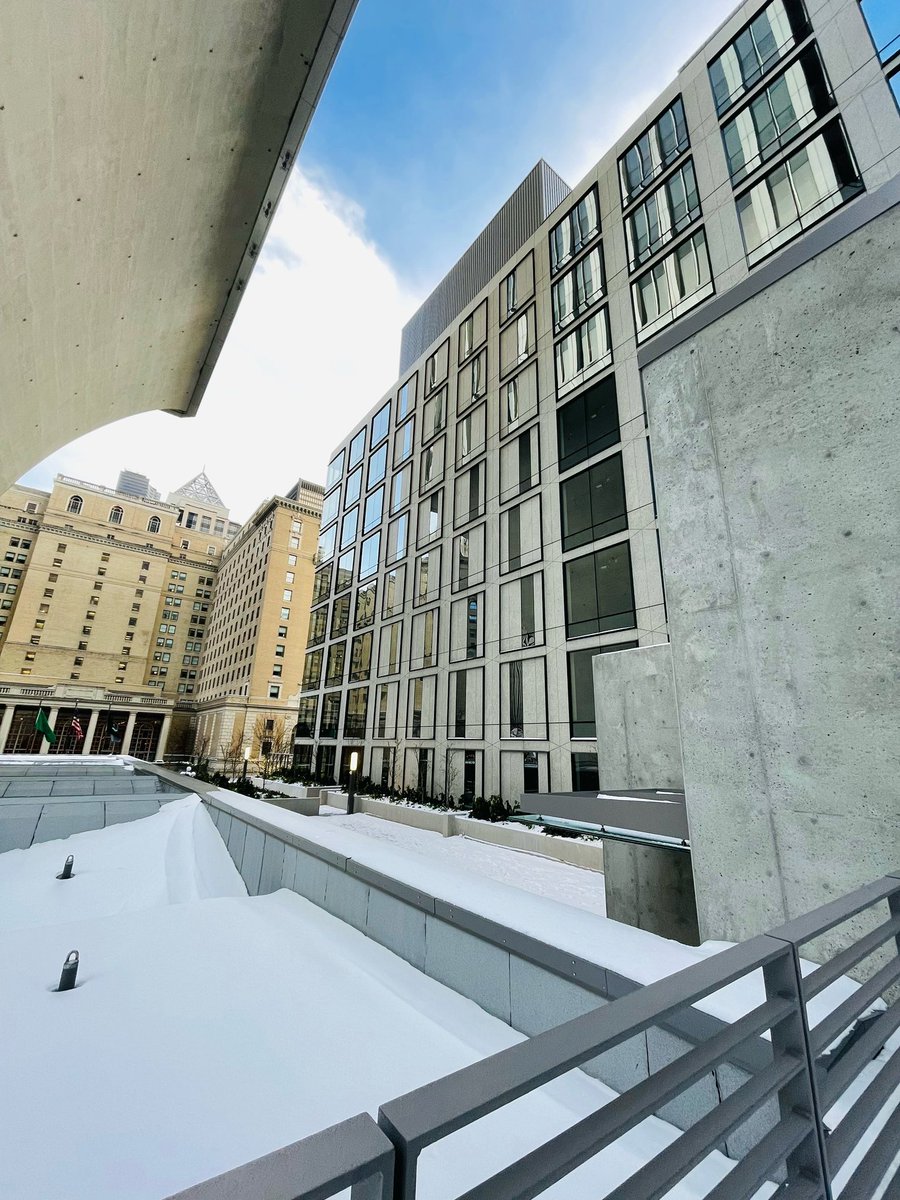 400 University tweet media