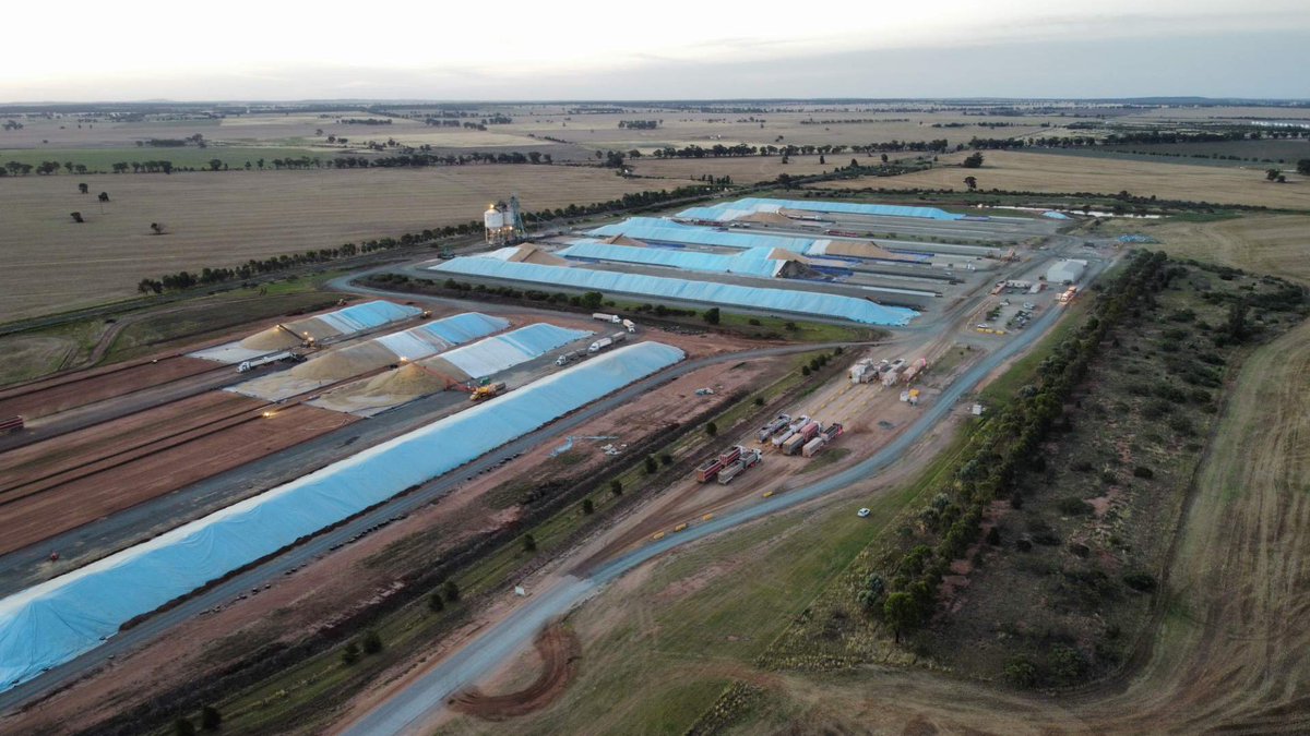 CargillAUS's tweet image. Dusk or dawn, #grainflow sites filled with #grains always make our eyes drawn
Bird eye view of our #grainFlow site at #WestWyalong
#grains #harvest21 #agtwitter