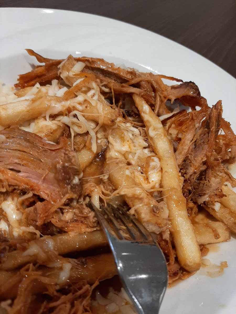 momma_luce's tweet image. When you tell the favourite kitchen guy you have never had poutine ... #500poundshereicome #spolied