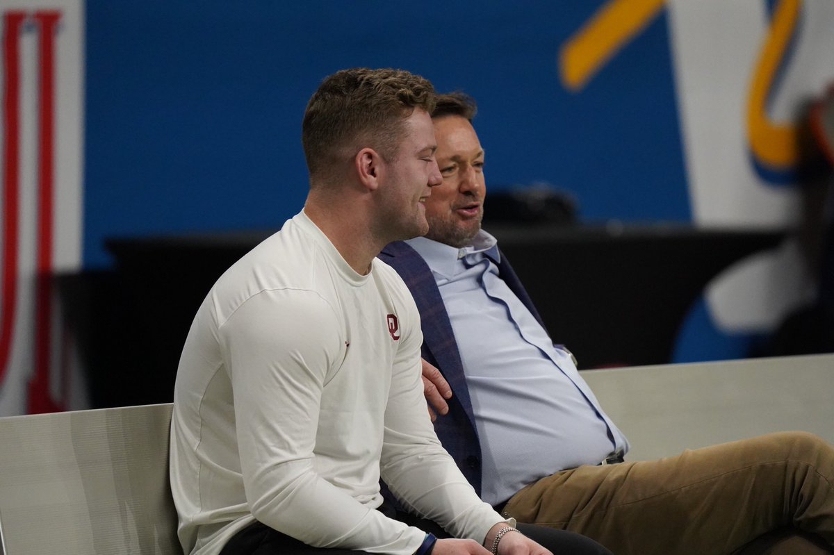 ParkerThune's tweet photo. Nice father-son moment between a humble liquor salesman and his boy here at the Alamodome. https://t.co/uRmbUt3VHI