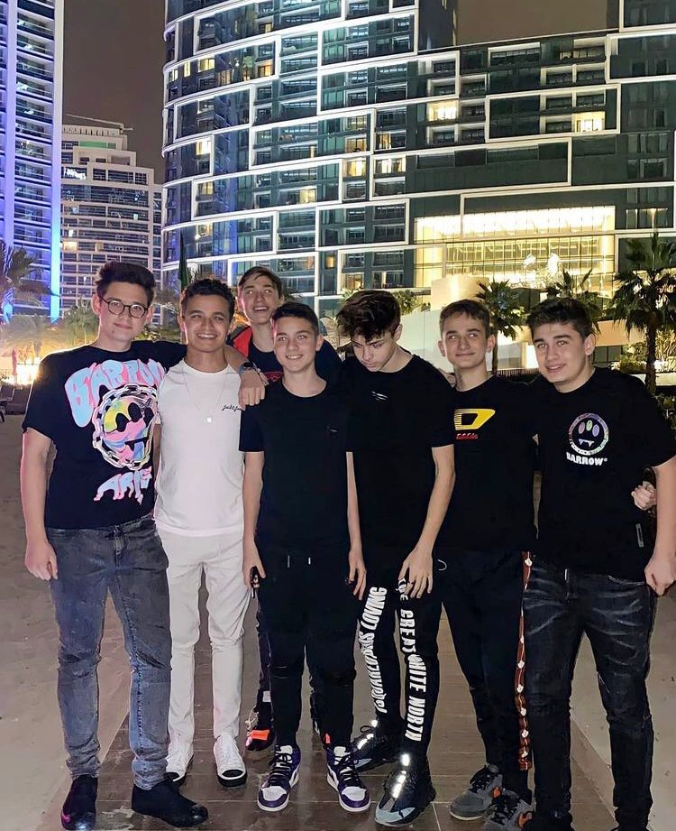 LandoNorrisBR's tweet photo. 📸| ELE APARECEU!!!!
Lando essa noite com fãs em Dubai!!
#L4NDO #LN4 #F1 #LandoNorris https://t.co/zp5qe56tdT