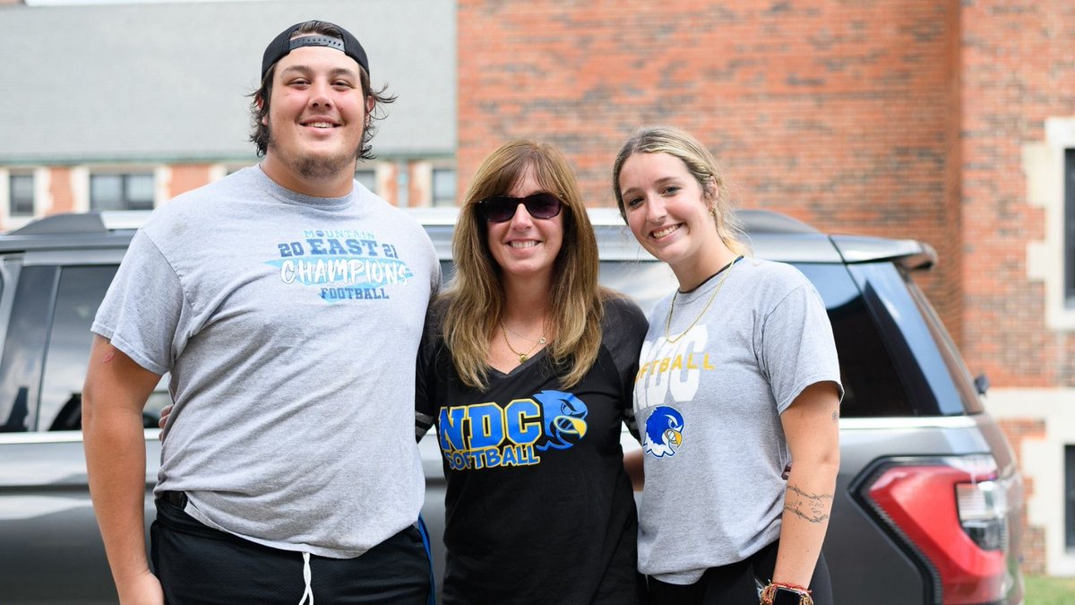 What are some of your New Year’s resolutions? Are you considering transferring schools? Finishing your degree or starting a new one? There is still time to apply, scholarships and grants are available. Classes start January 10, get your application today! bit.ly/3BKisTE